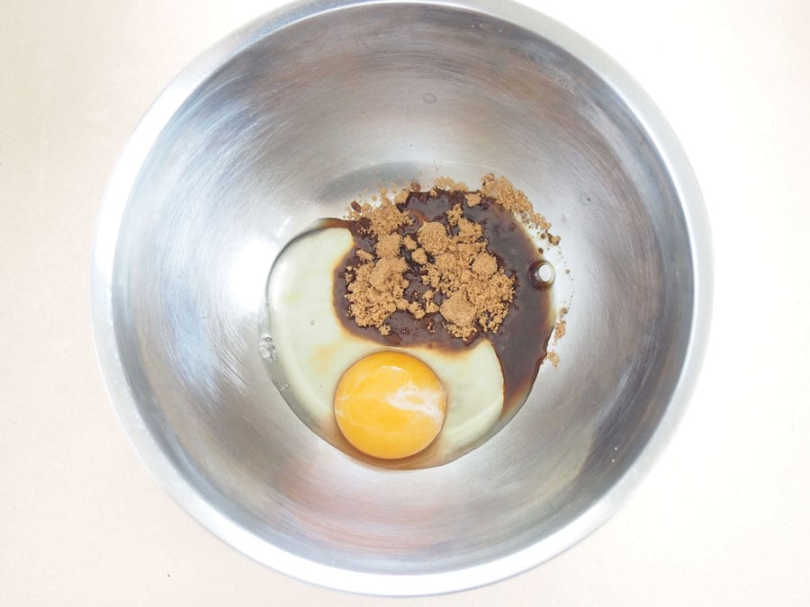 (1) ボウルに卵、黒糖、はちみつを入れて泡立て器で混ぜ合わせます。黒糖の粒がなくなるまでしっかり混ぜましょう。