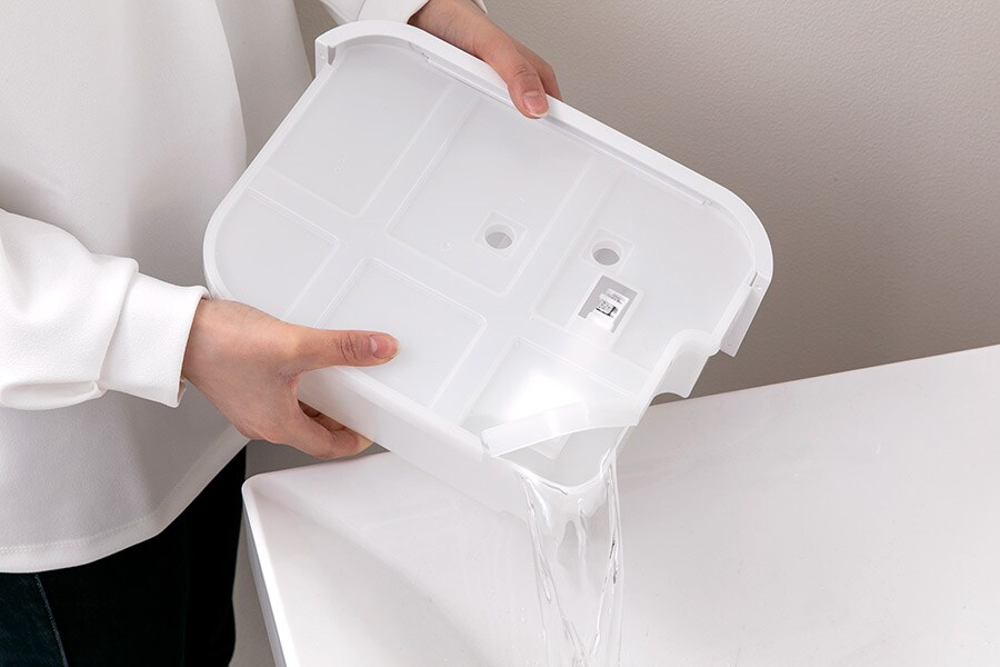 排水口にふたが付いているため、タンクに溜まった水は片手で手軽に捨てることができます。