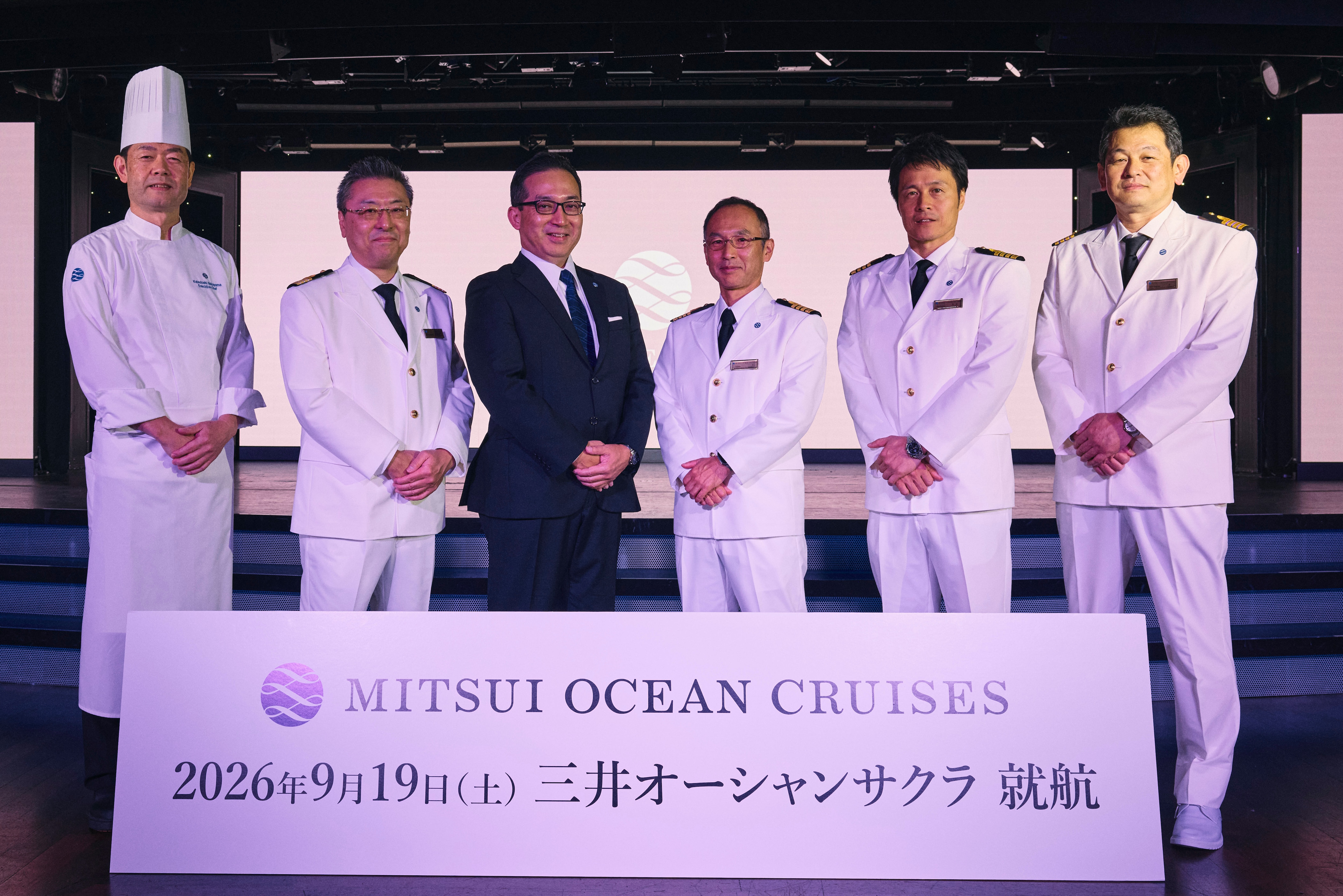 商船三井クルーズの社長と乗組員など。