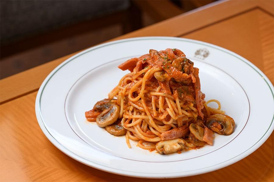 トマトの風味広がるソースに具材もたっぷりで。味も食べ応えも◎。スパゲッティ ナポリタン1,800円。