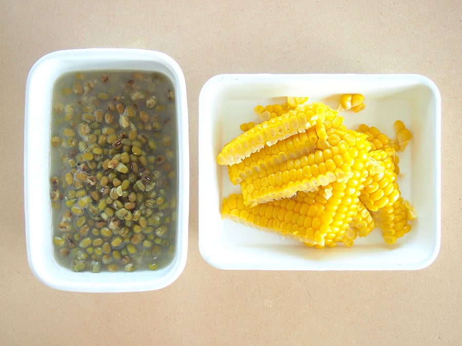 (5) 緑豆は煮汁も使用します。薬膳カレーのベースを鍋に入れて、緑豆とトウモロコシを混ぜ入れます。
