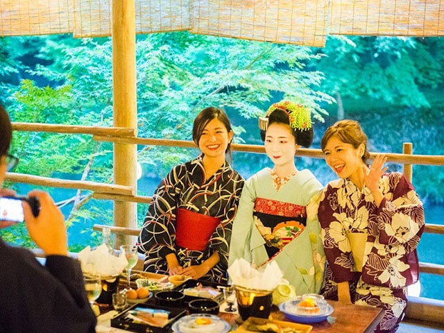 「もみぢ家」の川床では、食事中に舞妓さんが席にお邪魔して、一緒に歓談や写真撮影、京舞鑑賞が楽しめる。