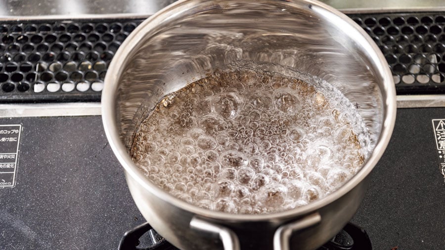ゴムべらなどで混ぜず、色づき始めたら鍋ごとゆする。