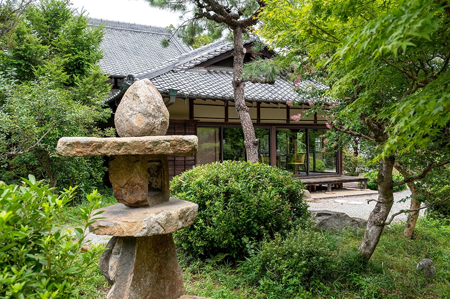 メイン棟の前に広がる日本庭園。四季折々の情趣でゲストの目を和ませます。