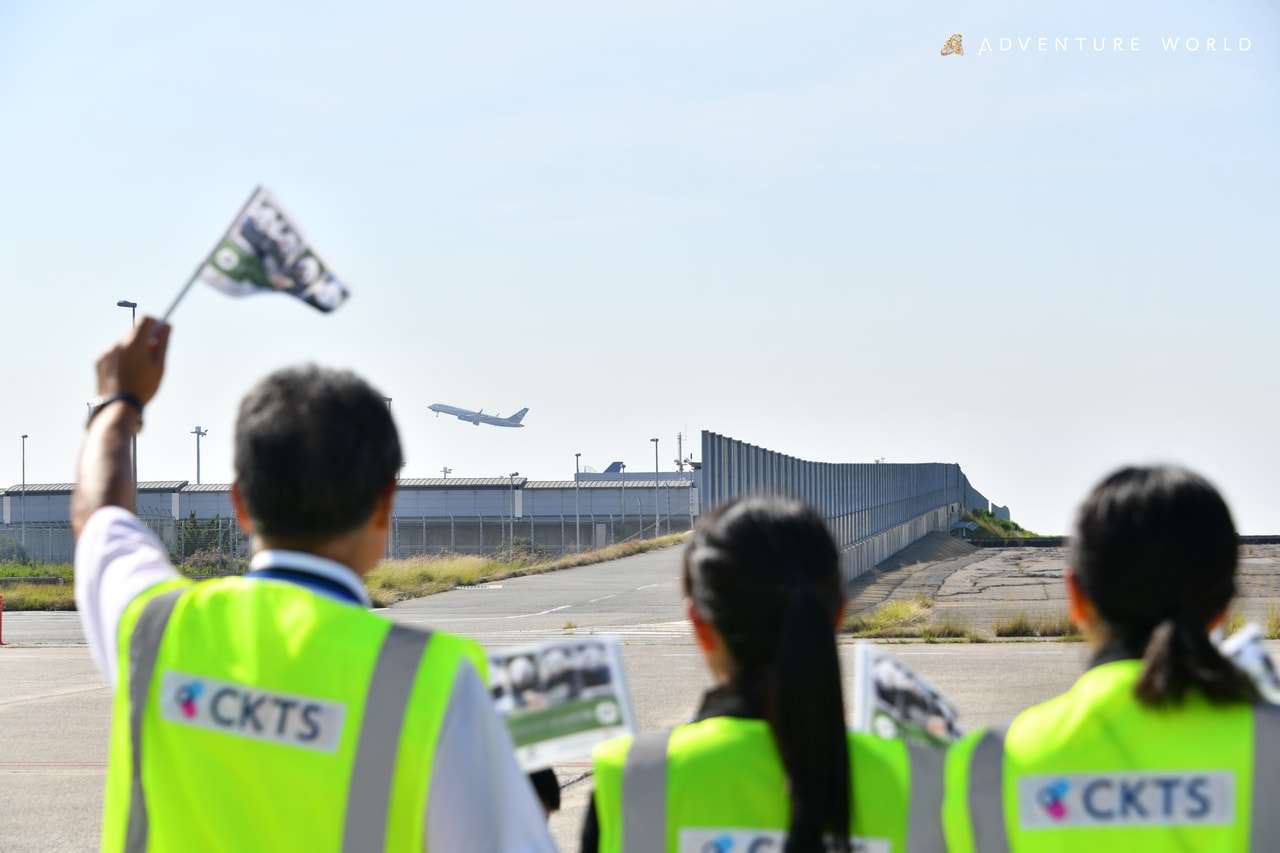 4頭を乗せた飛行機が飛び立った。©アドベンチャーワールド