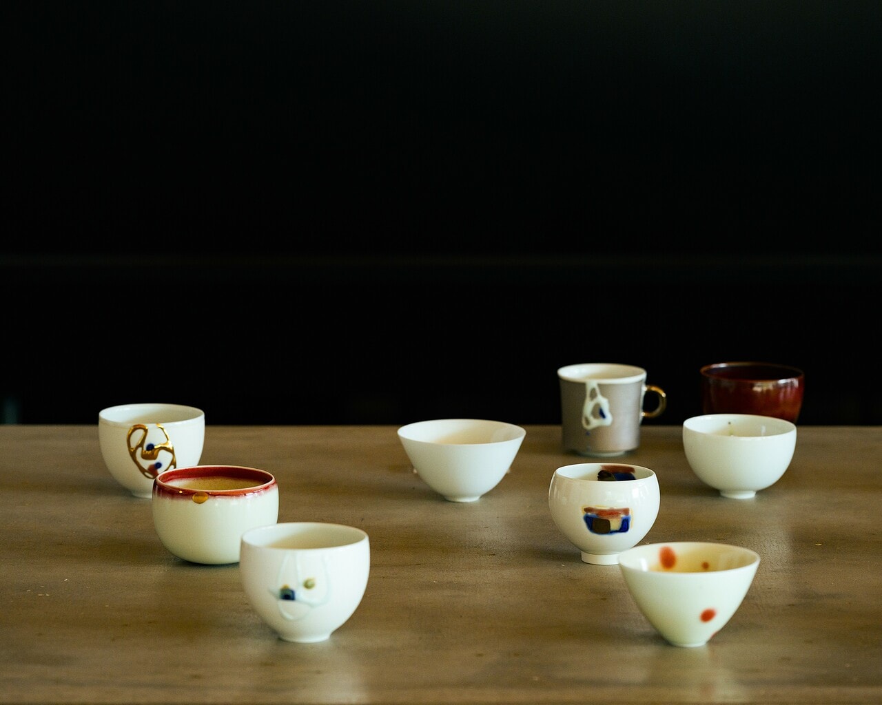 有田町の緑に囲まれた一角に立つギャラリーには、料理を引き立てながら、そっと個性を主張する白い器たちが。心が華やぐ鮮やかな釉薬づかいのぐい吞みも人気。