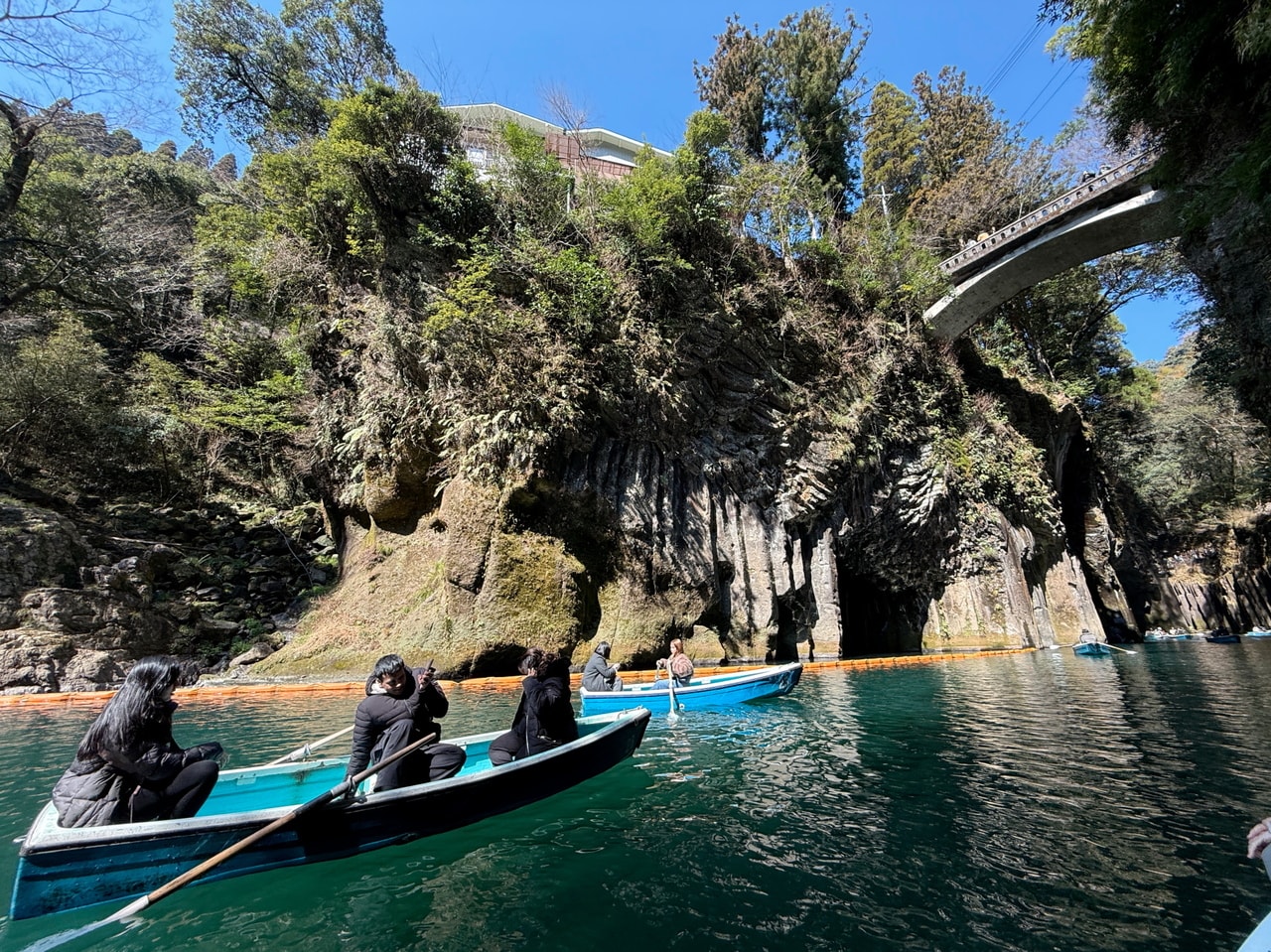 川幅の広い場所にあるボート乗り場からボートを漕ぎ出て、橋の下を通って進んでいく。