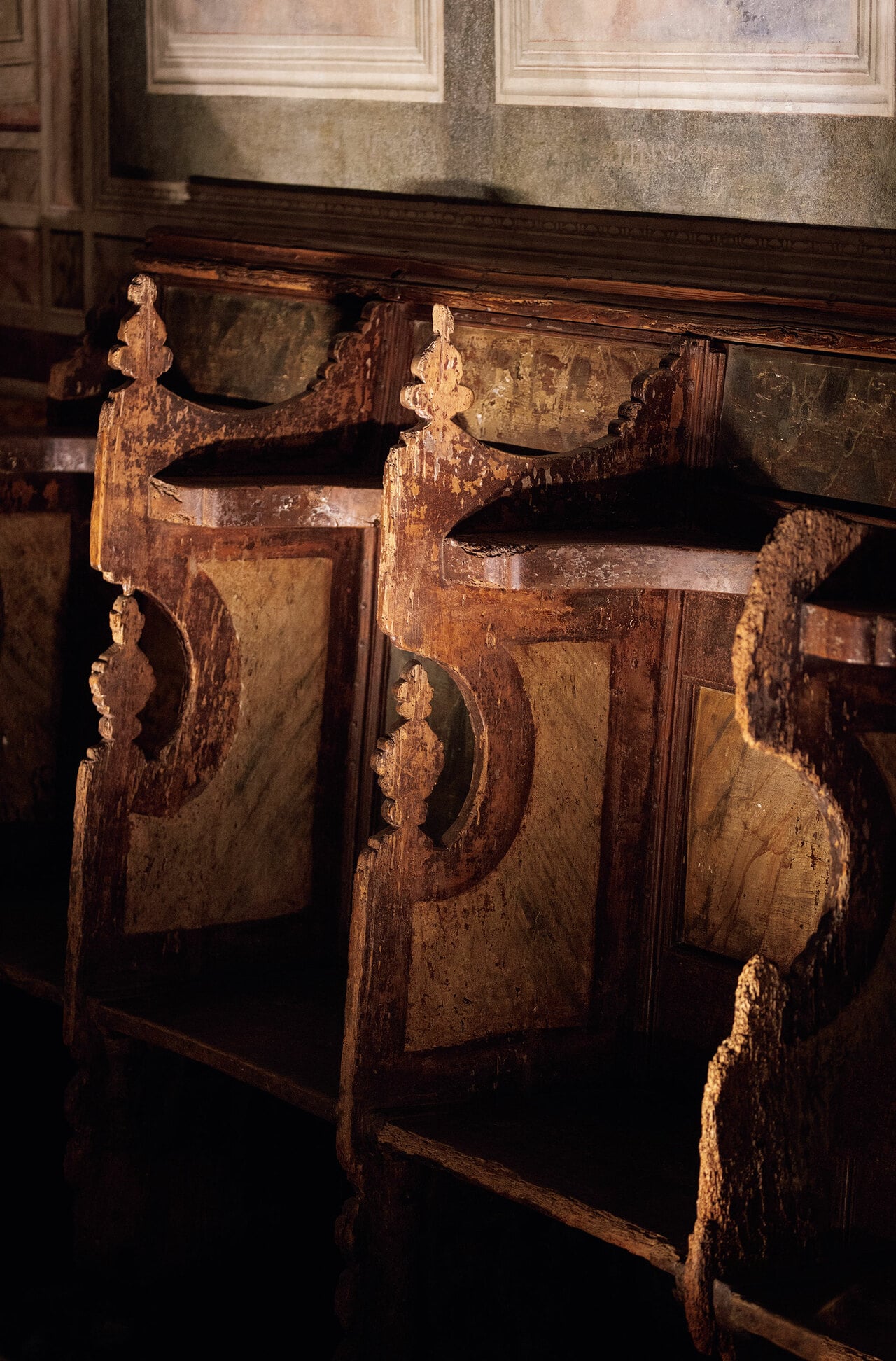 椅子にも彫刻が施され細部にわたり美が息づいている。