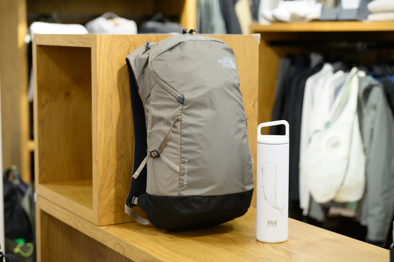左：ザ・ノース・フェイス「ワンマイル16」¥15,950　右：ヘリーハンセン「HH SHIRETOKO ボトル」 ¥7,040