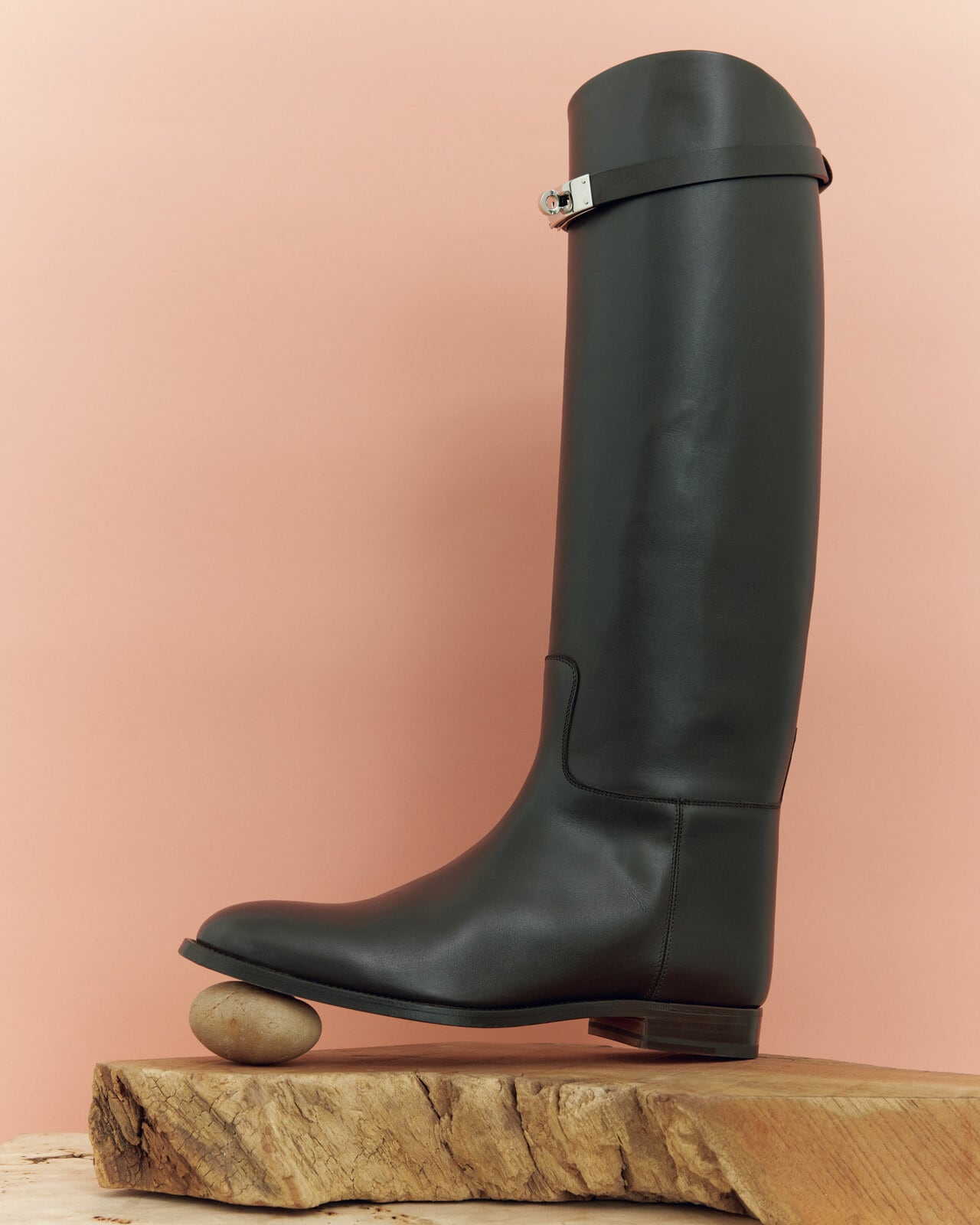 ブーツ（ヒール2cm）475,200円／エルメス（エルメスジャポン）