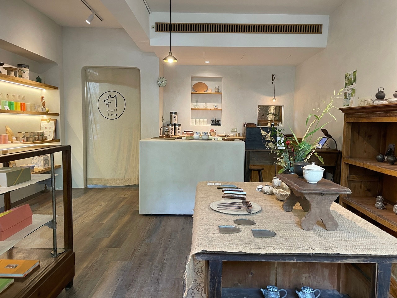 まるでギャラリーのような空間。目の前の通りに緑が広がる風景を、お茶の香りに包まれながら楽しめます。