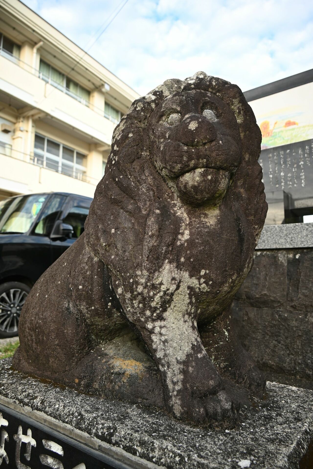 校舎から見えるライオンの石像「やなせライオン」(後免野田小学校)