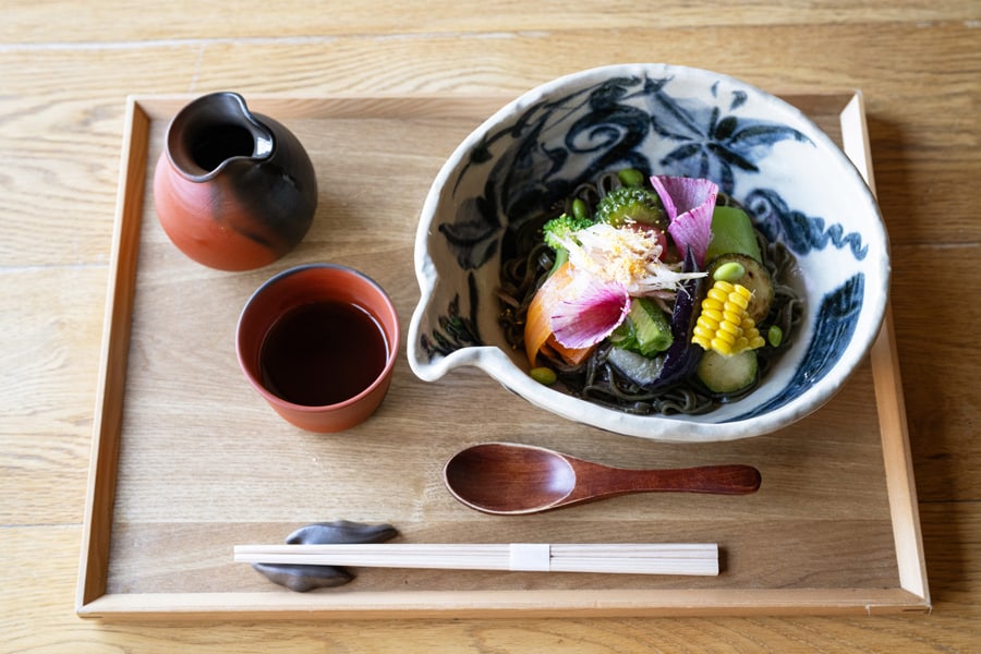 大地の恵みを贅沢につめ込んだ「佐渡旬野菜うどん」1,500円。