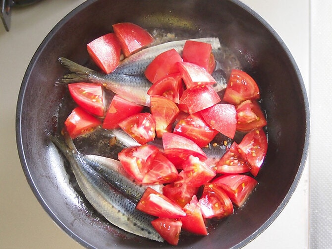 白ワイン、（1）のトマトを入れる。