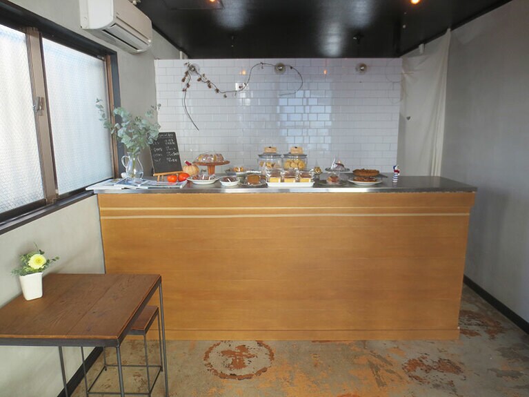 お店は金、土曜のみの営業。シンプルな店内。