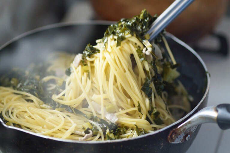 パスタは岩野さんの担当。畑から戻った按田さんが料理のパーツ的な、保存可能なものをどんどん作っていく。それをささっと料理に。