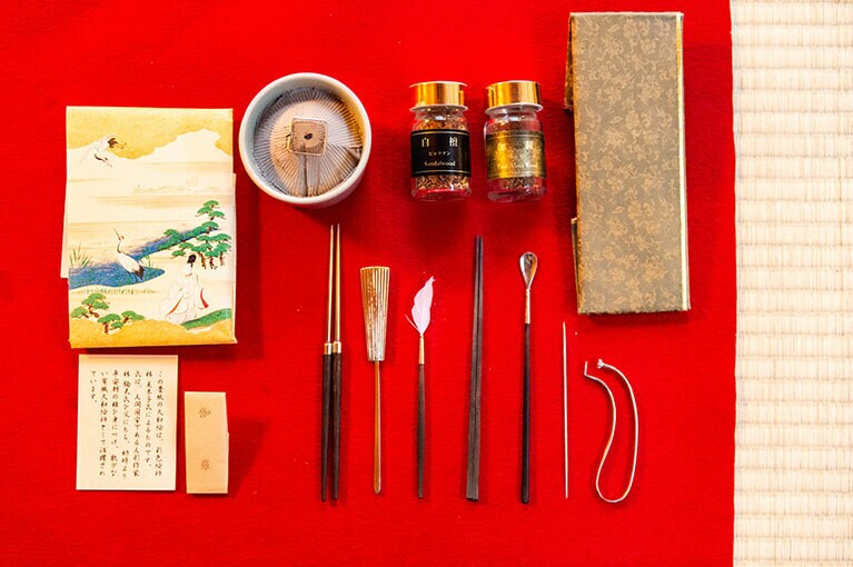 香木や香道具を使って、本格的に聞香を体験。