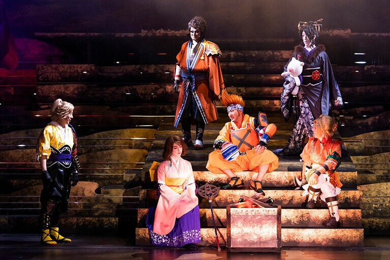 左からティーダ(尾上菊之助)、ユウナ(中村米吉)、アーロン(中村獅童)、ワッカ(中村橋之助)、ルールー(中村梅枝)、リュック(上村吉太朗) 。