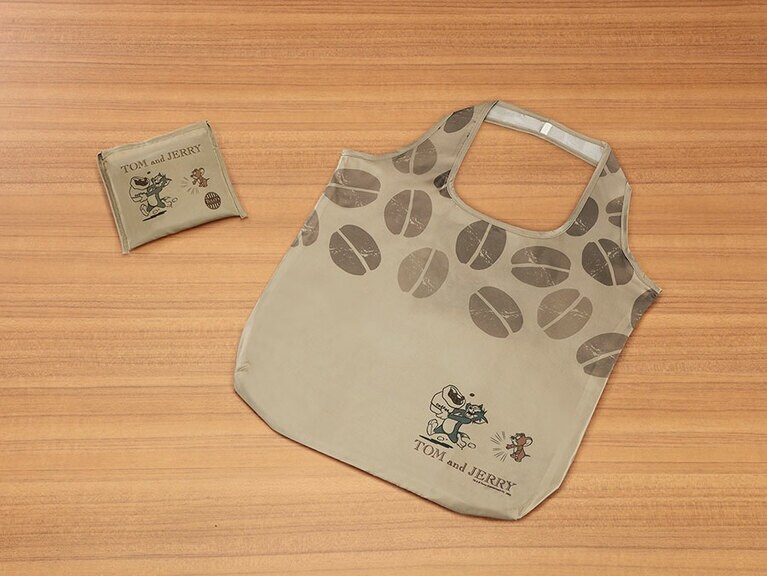 トムとジェリーエコバッグ 1,650円。シックな色味の中にも、トムとジェリーの楽しいやり取りが描かれて、使って楽しいエコバッグ。