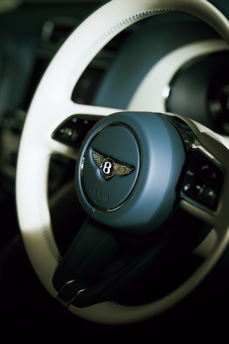 革張りのクラス感あるハンドル。