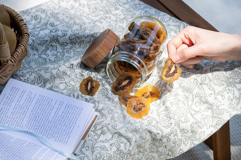 水分の多いサンゴールドはしっとりセミドライに。グリーンは乾燥しやすいので、酸味と甘味がぎゅっと詰まった濃い味に仕上がります。