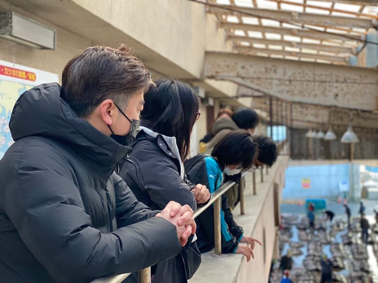 公認ガイドツアーで入れる２階の見学デッキは、せりの臨場感もたっぷり！　©那智勝浦観光機構