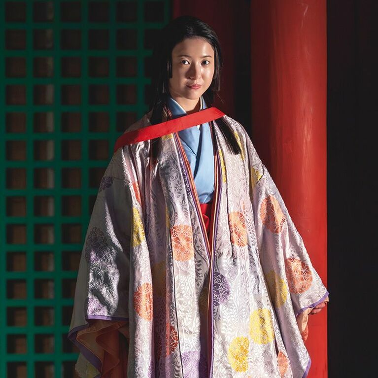 平安装束をまとった吉高さん　©文藝春秋