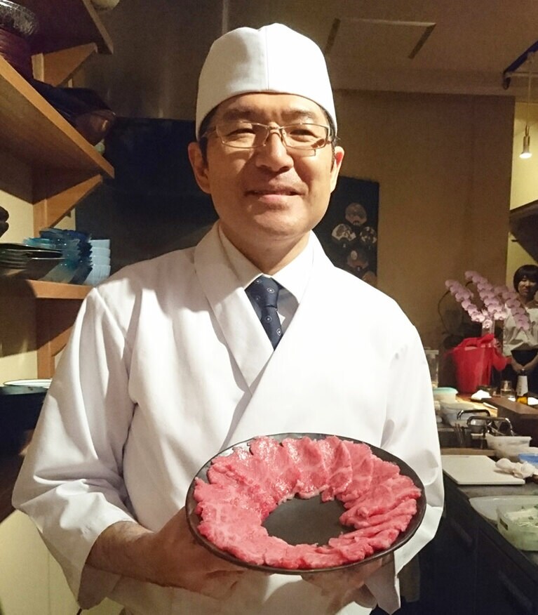 はにかむ秦さん。料理に前向きの実直な方。