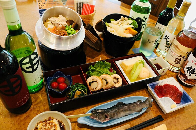 【静かな森の温泉隠れ宿 そらの詩】アットホームな雰囲気のなかオーナー手作りの料理が頂ける。