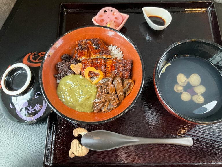 「海の幸縁結び鰻丼」は数量限定、2,600円。鰻とめかぶの丼(鰻の佃煮・内臓の煮付のせ)、大根と花レンコンの酢の物、シジミの吸い物付き。