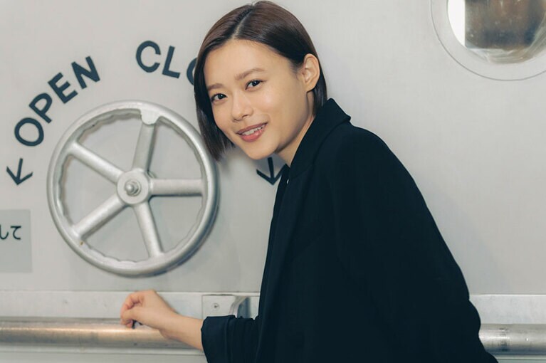 記憶障害の脳外科医、川内ミヤビを演じる杉咲花さん。