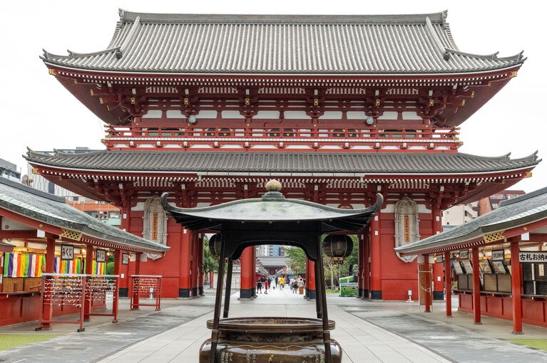 本堂を背に見た宝蔵門。その先が仲見世。線香の香りに癒される。