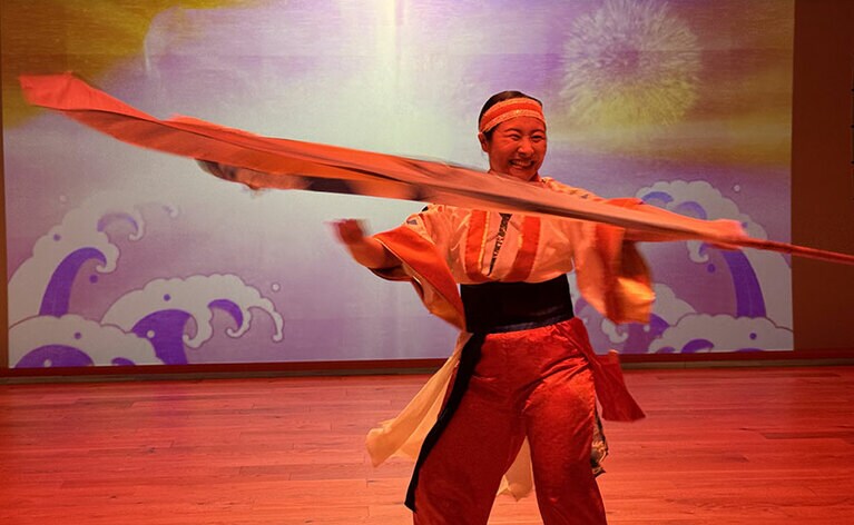 オリジナルデザインのフラフを大きく振りながら舞うパフォーマンスもお見事。