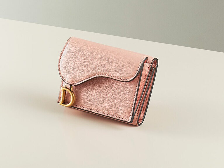 【レディライクなルックスにため息が出そう♡】SADDLE コンパクトウォレット エンジェルピンク(W9.5×H7.5×D3.5cm)＜札入れ1×コイン入れ1×カード入れ3＞58,000円／DIOR(ディオール)