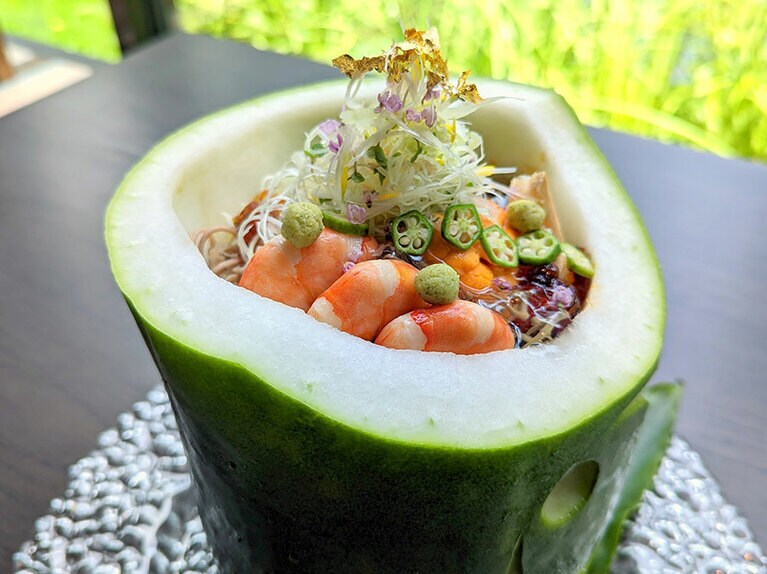 斬新な見た目の「冬瓜(トウガン)の涼風そば琥珀ジュレ仕立て」。