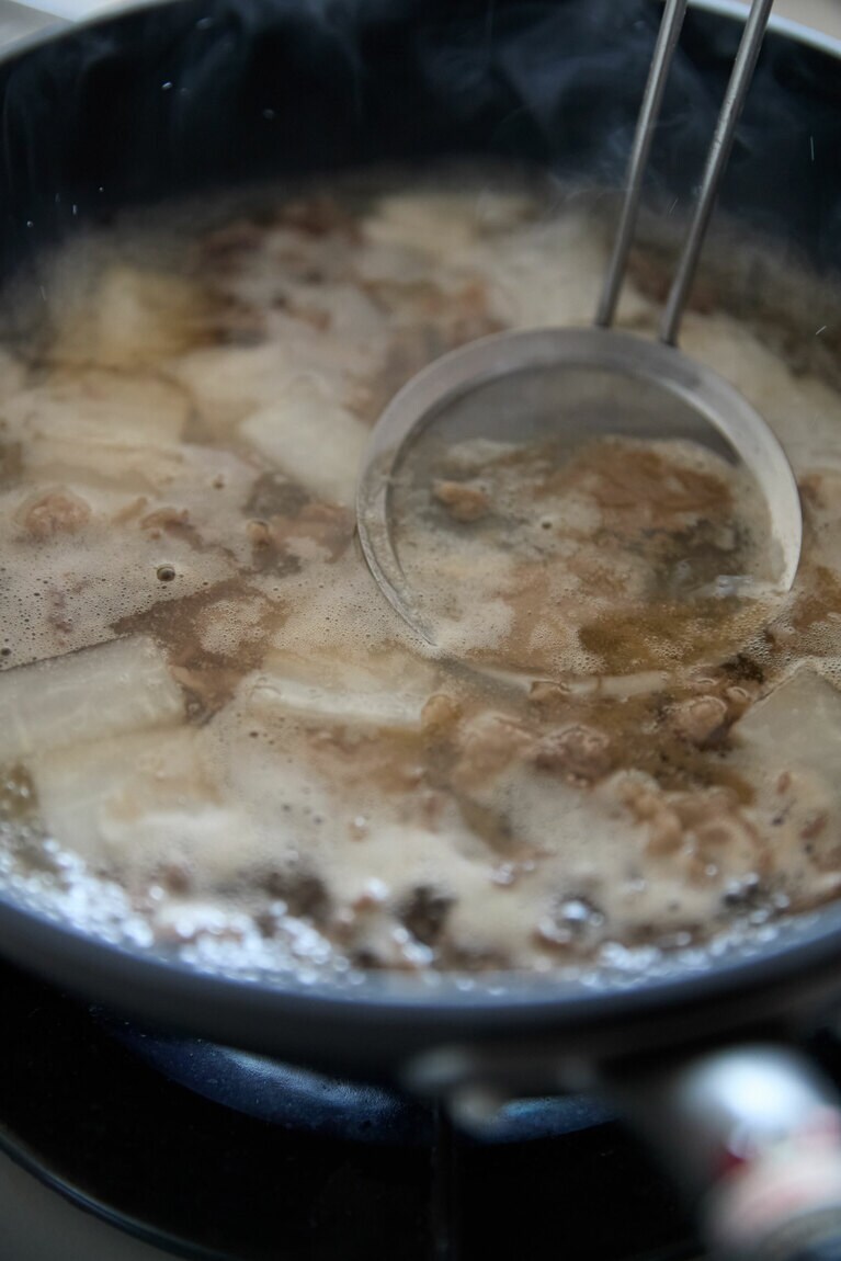 沸いたらアクを取る。