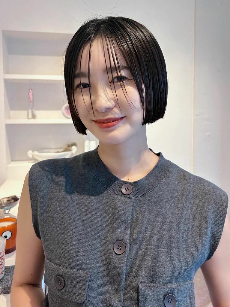 フラットラインで魅せるコンパクトボブ。モデル／永瀬かおるさん。