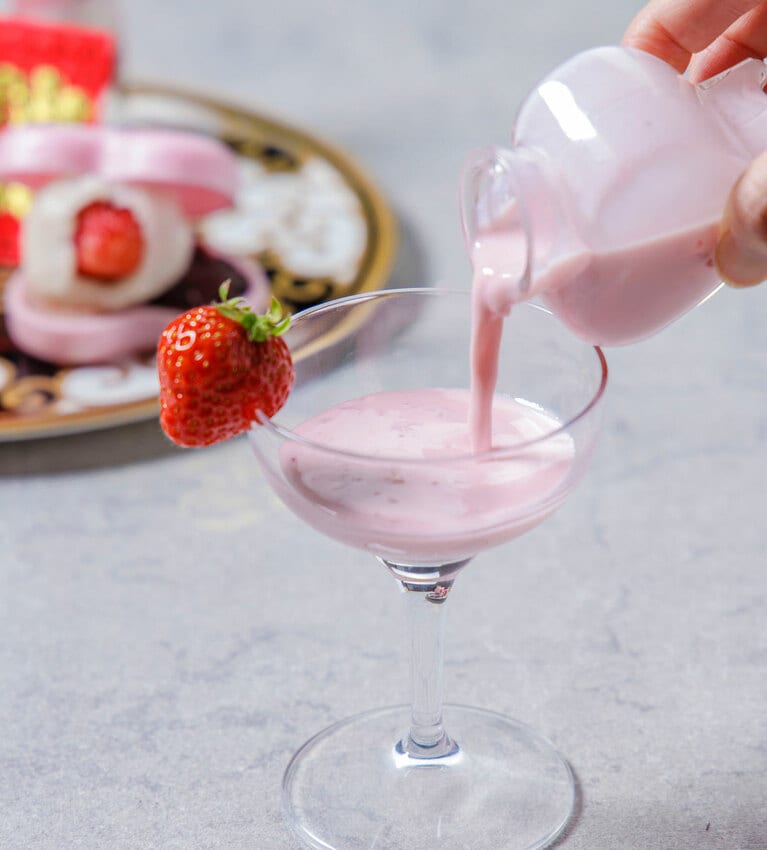 「タピオカ苺ミルク 乾杯スタイルで」。