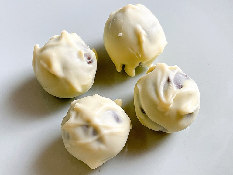 ホワイトチョコレートがコーティングされた高粱酒入り。