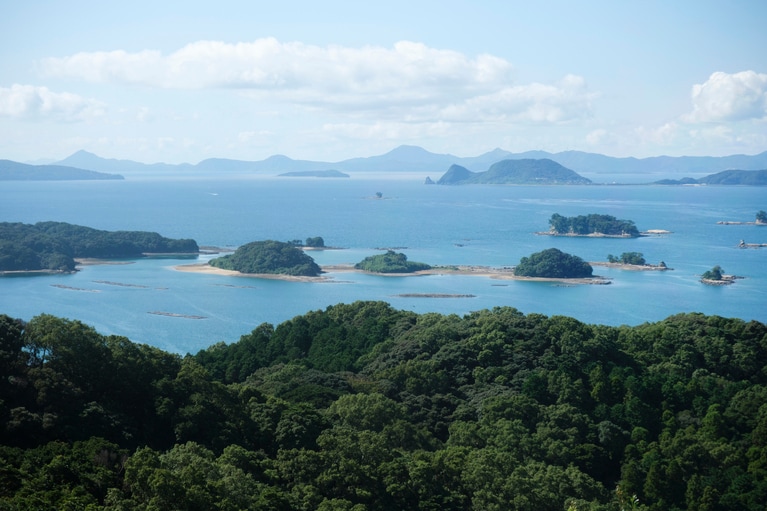 海に浮かぶ島がいくつも見える。