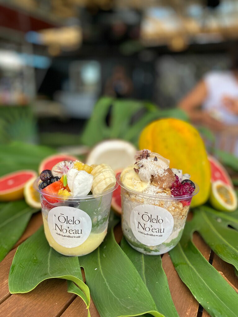 ボウルは３種類。黄色い「サニーボーイ」はパイナップルベース、緑の「グリーンパワーボウル」は ケール入り、そして淡いパープルの「カロボウル」。写真はハーフ＆ハーフにしてもらったもの。各スモールサイズ10ドル。