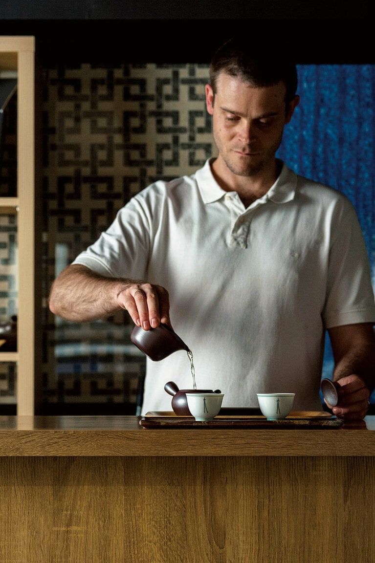 【青鶴茶舗 谷中店】「日本茶をグルメアイテムとして普及させたい」と語る店主のフローラン・ヴェーグさん。