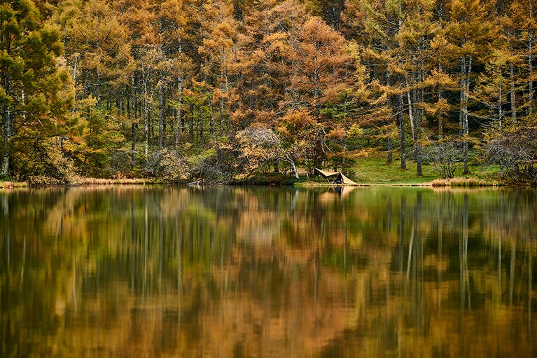 山の色合いに溶け込むようにテントを張りたい。