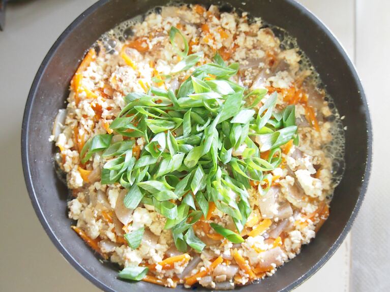 （1）の青ネギ、鰹節、醤油、塩を入れ味を整える。