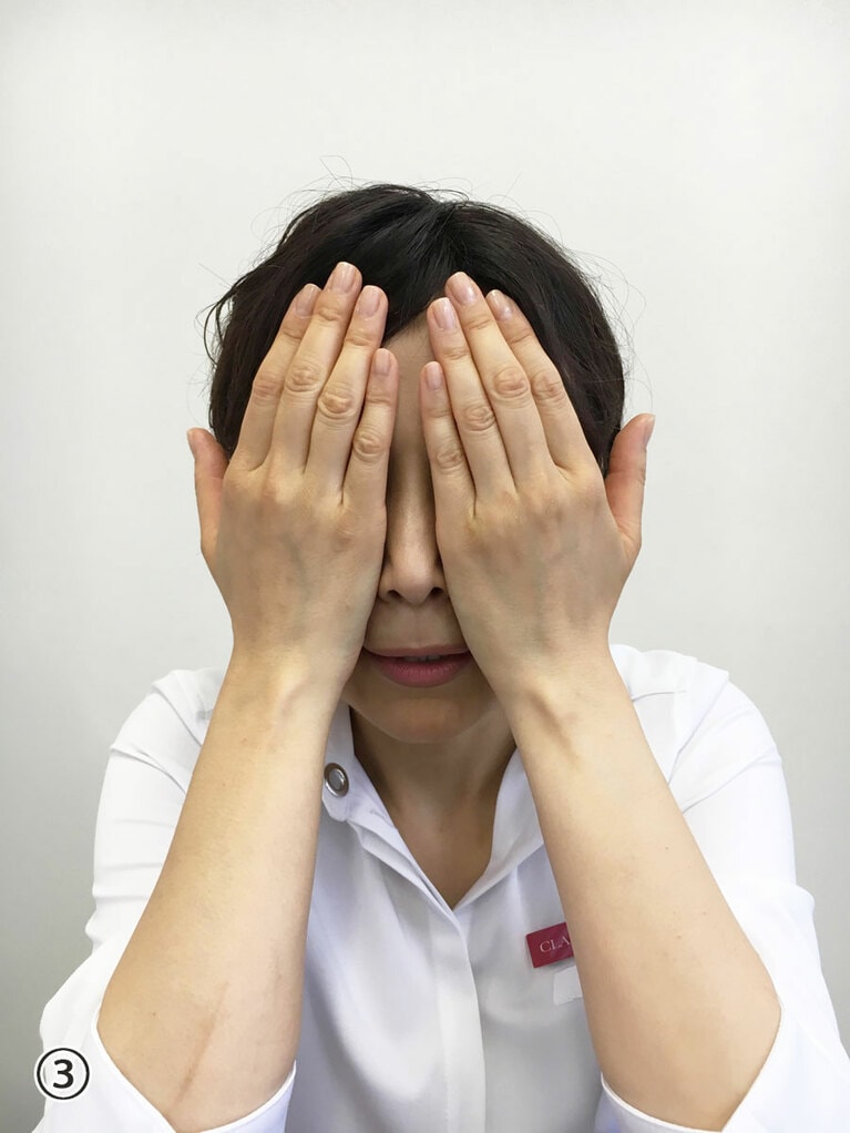 ③両手のひらの間を少し離し、手のひらの「下のハラの部分」でほお骨を覆い、3秒ずつ3回プレスします。