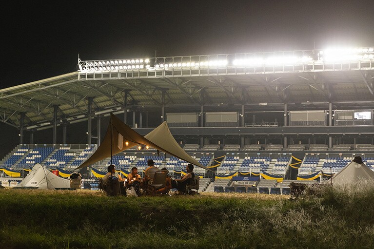 非日常を感じられるスタジアムでのキャンプ。