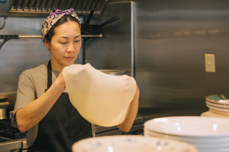 仕込み中の絵梨さん。