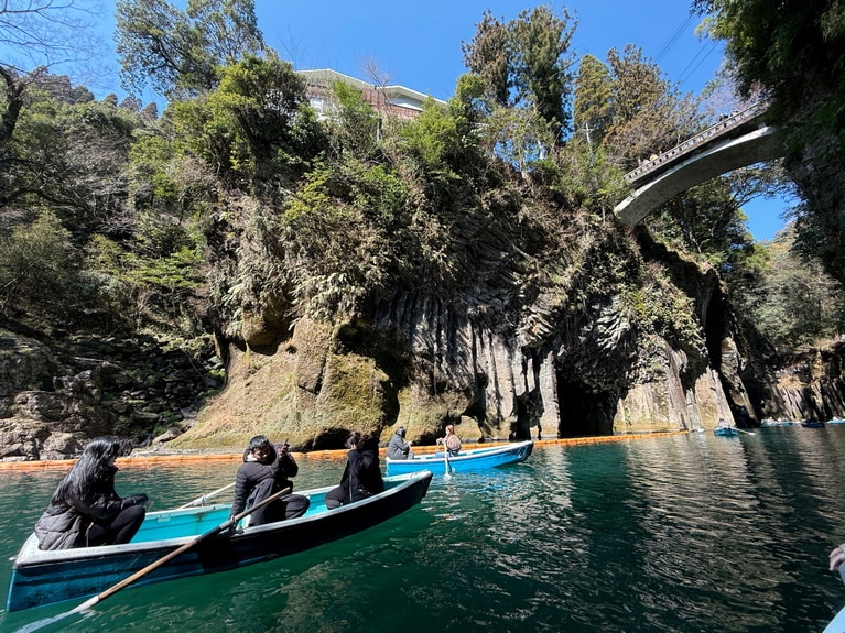 川幅の広い場所にあるボート乗り場からボートを漕ぎ出て、橋の下を通って進んでいく。