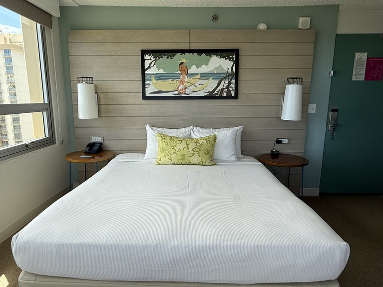 客室はキングベッド1台、バルコニー付き。