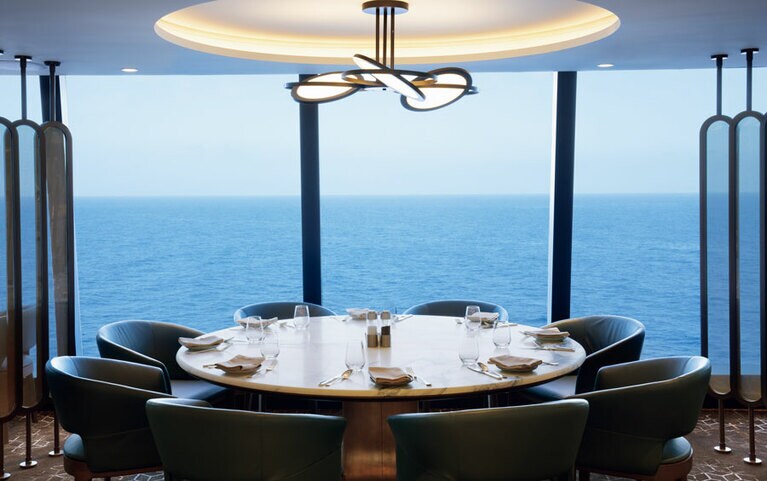 18のキッチンステーションが並び、作りたての料理を味わえるオールデイダイニング「エンポリウム マーケットプレイス」。